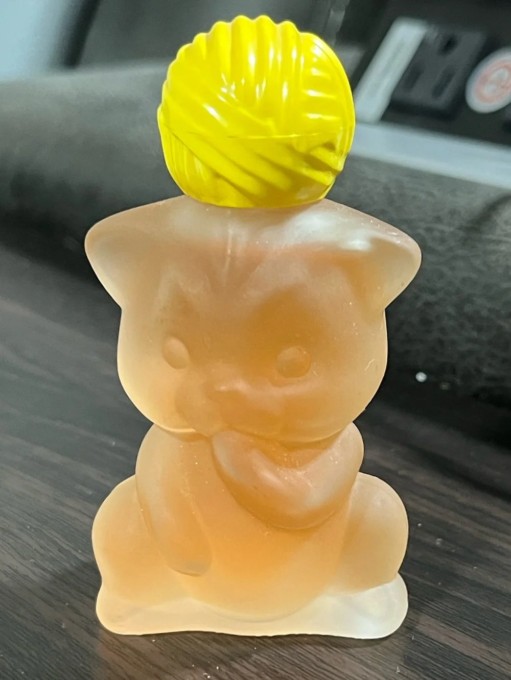 Avon Peach Kitty Bath Figurine with Yellow Top